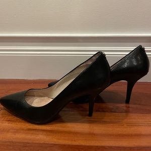 Micheal Kors classic black heel